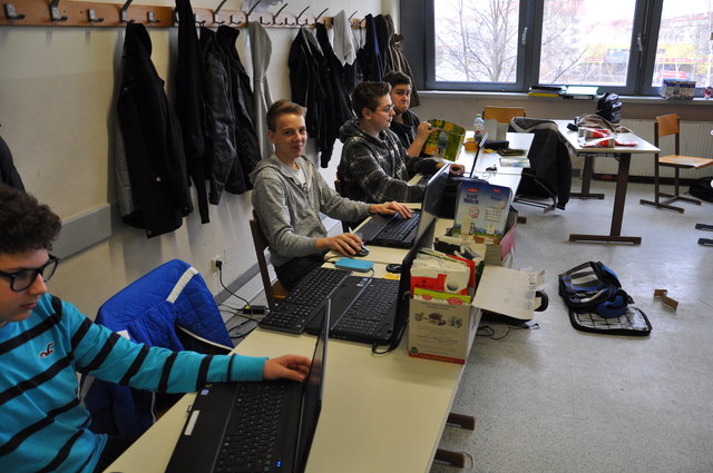 Die Schüler der 1B HME beim Erstellen einer Homepage zu den Preisgekrönten Tetra-Bags, Handtaschen, wie sie nachhaltiger und stylischer kaum sein könnten! | Foto: HTL Wien 10