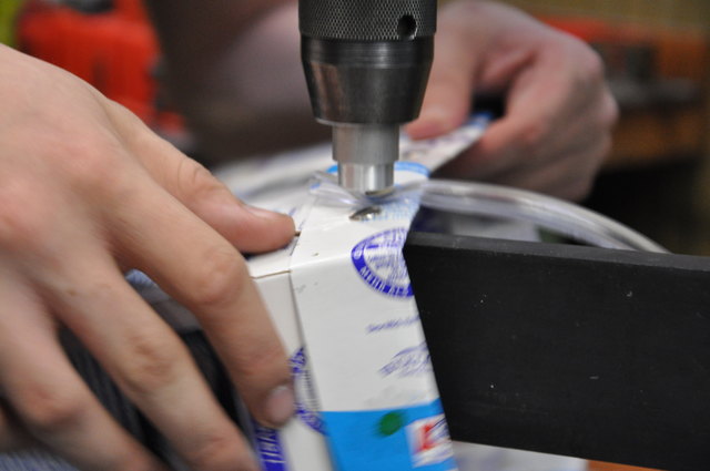 Die Schüler der 1B HME beim Anfertigen ihrer Preisgekrönten Tetra-Bags, Handtaschen, wie sie nachhaltiger und stylischer kaum sein könnten! | Foto: HTL Wien 10