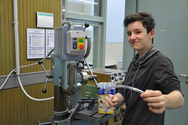 Die Schüler der 1B HME beim Anfertigen ihrer Preisgekrönten Tetra-Bags, Handtaschen, wie sie nachhaltiger und stylischer kaum sein könnten! | Foto: HTL Wien 10