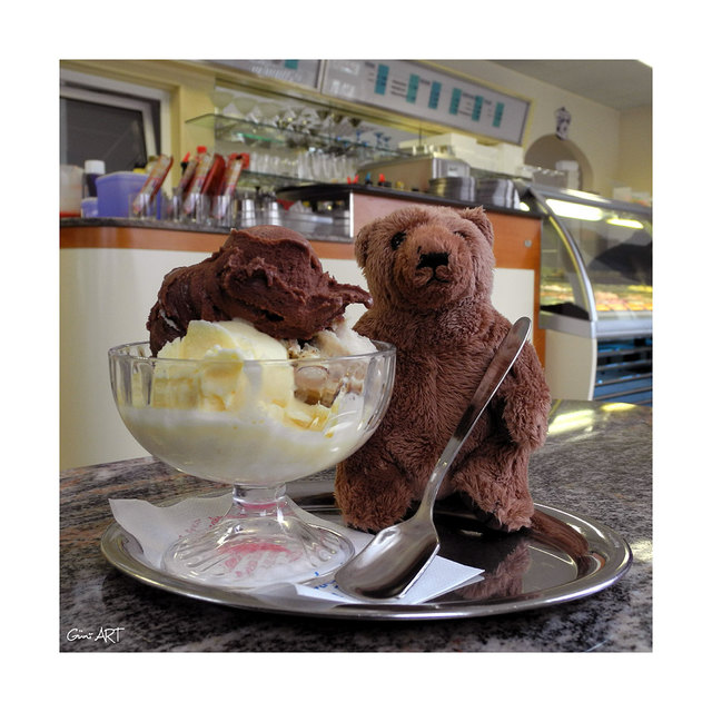 Eddy eröffnet die Eissaison in der Gelateria Nori.  FOTO: Güni ART