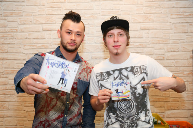 Traktor-Rapper mit einem Schuss Humor: Lukas Plöchl (l.) und Manuel Hoffelner mit ihrem neuen Werk. | Foto: Moni Fellner