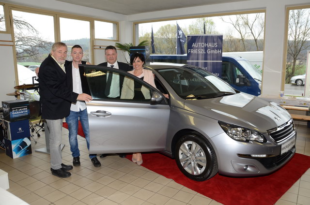 Peter Rapp (l.) stellte als Ehrengast das Auto des Jahres im Autohaus Frieszl vor. | Foto: KK