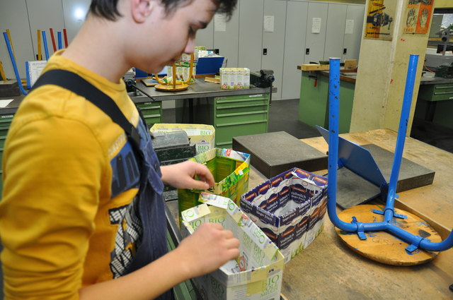 Die Schüler der 1B HME beim Anfertigen ihrer Preisgekrönten Tetra-Bags, Handtaschen, wie sie nachhaltiger und stylischer kaum sein könnten! | Foto: HTL Wien 10
