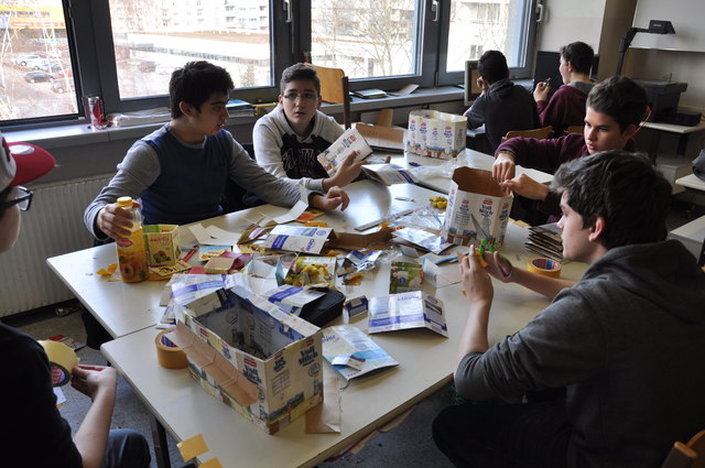 Die Schüler der 1B HME beim Anfertigen ihrer Preisgekrönten Tetra-Bags, Handtaschen, wie sie nachhaltiger und stylischer kaum sein könnten! | Foto: HTL Wien 10