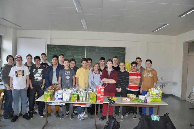 Die Schüler der 1B HME mit ihren Preisgekrönten Tetra-Bags, Handtaschen, wie sie nachhaltiger und stylischer kaum sein könnten! | Foto: HTL Wien 10