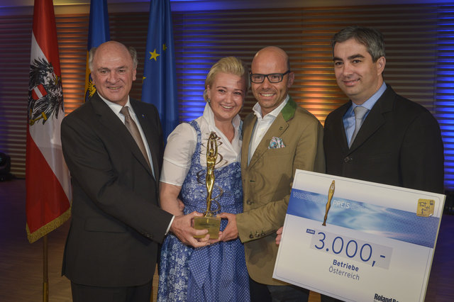 V.l.: NÖ-LH Erwin Pröll, Michaela Hirnböck-Gmachl und Fritz Hirnböck, Vladimir Preveden, Mitglied der GF Roland Berger Strategy Consultants. | Foto: vorsorgepreis/tut gut