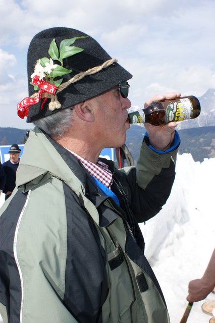 Bgm. Sepp Buchsteiner (Forstau) 1. Hackl für Salzburg schmeckte das eigens gebraute Sepp`n Bier