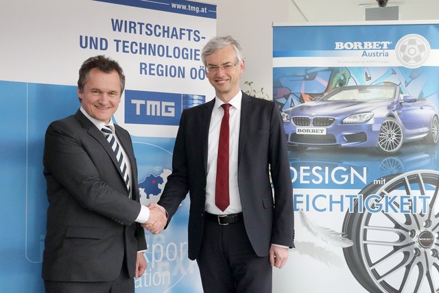 Borbet-Geschäftsführer Helmuth Huber und Wirtschaftslandesrat Michael Strugl. | Foto: Land OÖ/Kraml