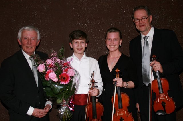 v.l. Dirigent Conrad Artmüller, Solist Julian Walder,
Konzertmeisterin Bernadette Millet-Findler, 
Gerhard Koch 1.Geige