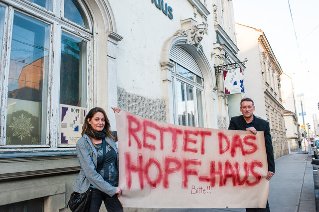 Initiatorin Eva Fischer erhält symbolische Unterstützung von Bezirkschef Norbert Scheed.