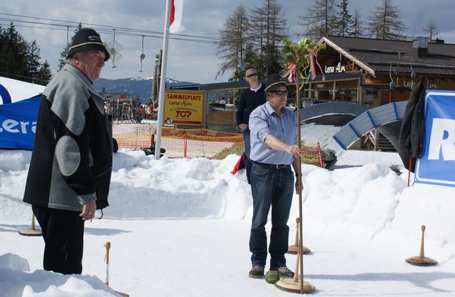 Moar Bgm. Sepp Tagwercher zeigte seinen Schützen auf wo der Stock platziert werden soll. (li Sepp Reich)