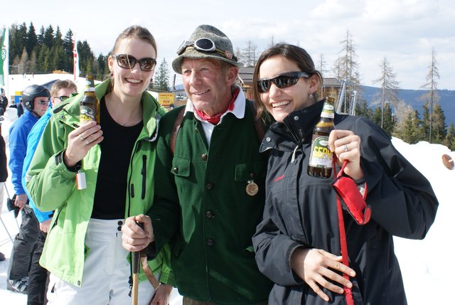 Katharina aus Frankfurt, Sepp Kreuzberger (Bischofshofen), und Julieta aus Mexico genossen das Nostalgische und das Sepp`n Bier