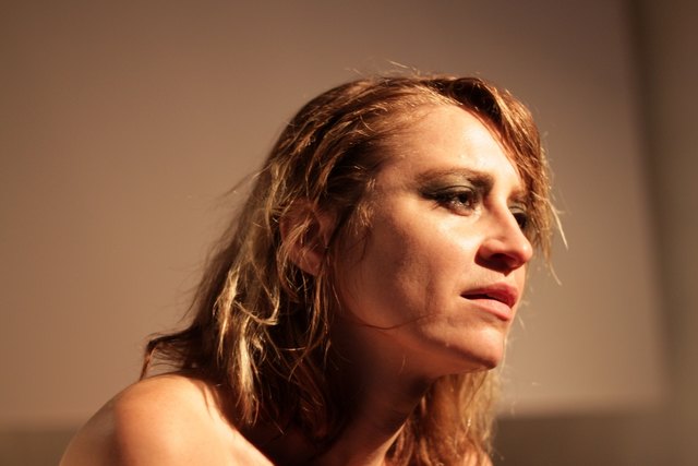 Barca Baxant spielt in „Biokhraphia“ eine Künstlerin, die sich nach ihrem gelungenen letzten Selbstmordversuch noch einem Interview über ihr Leben stellt. | Foto: Hans Danner