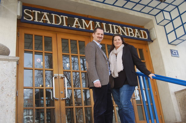 Kathrin Gaál und Marcus Franz vor dem Amalienbad, das im Inneren einer Römischen Therme nachempfunden ist.