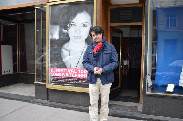 Hier steht die Tür offen für junge lateinamerikanisch Kunst: Marco Antonia Sanhueza vor seinem Neruda in der Margaretenstraße 38.