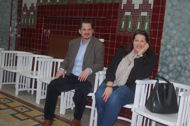 Kathrin Gaál und Marcus Franz im Amalienbad, das im Inneren einer Römischen Therme nachempfunden ist.