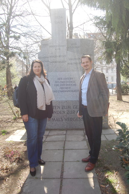 Kathrin Gaál und Marcus Franz vor dem Denkmal, das den Opfern des Faschismus im Jahr 1934 gewidmet ist.