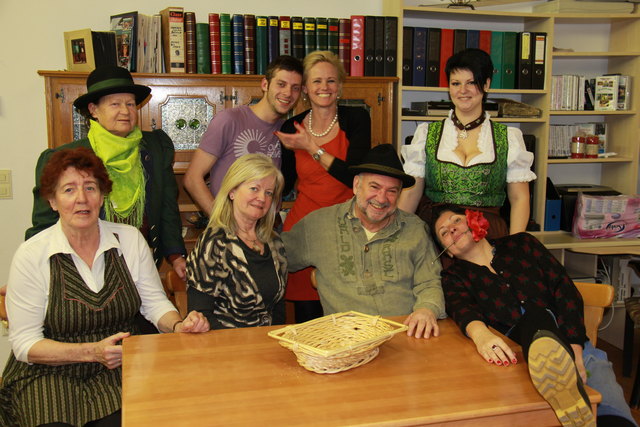 Das Team der Obersteirischen Volksbühne St. Michael hat am Samstag, 5. April, mit dem Stück "Immer dieser Vollmond" Premiere. | Foto: Taurer