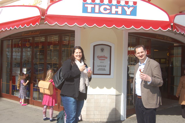 Beim Eis vom Tichy sind sich Kathrin Gaál und Marcus Franz nicht einig - Haselnuss oder Heidelbeere, das ist hier die Frage.