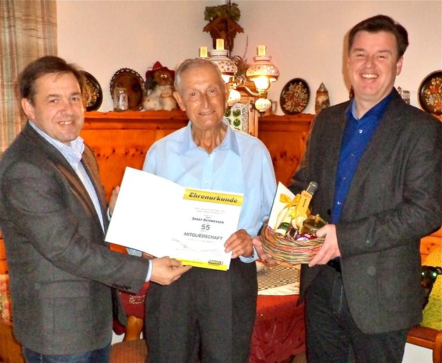 Reinhard Menneweger (rechts) und Josef Stummer gratulierten dem rüstigen Jubilar. | Foto: Stummer
