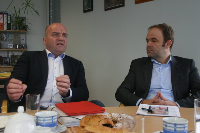 Markus Wieser – im Bild mit Günter Kraft: "Mehr Betreuungseinrichtungen, dann können Frauen Familie und Beruf besser vereinbaren!" | Foto: Zeiler