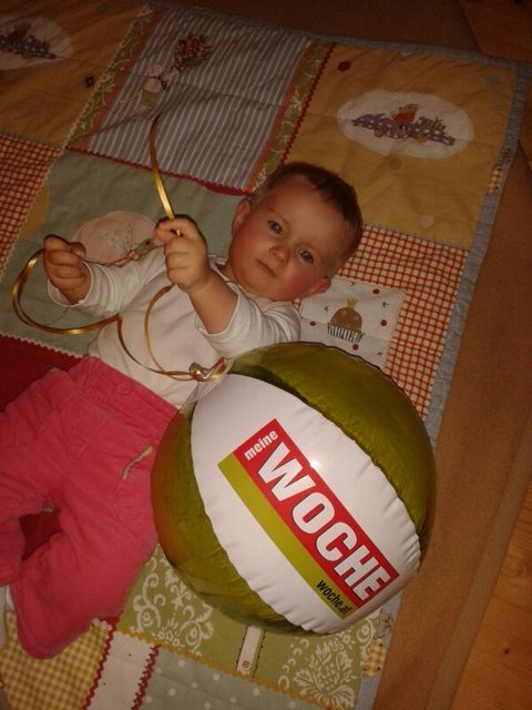 Die kleine Anna aus Hollenegg hat ein neues Spielzeug gefunden!