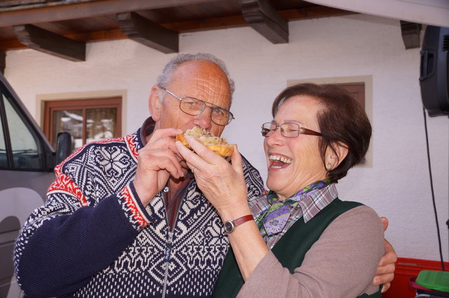 Altbäuerin Anni Aichhorn weiß, dass ihre Bauernkrapfen auch Gerhard Ferner schmecken.
