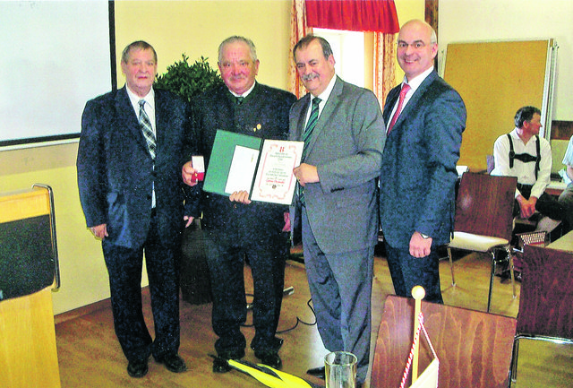 Bezirksobmann Erwin Kudla, Johann Höglinger, Landesgschäftsführer Walter Ströck und Bürgermeister Roland Bramel. | Foto: Foto: privat