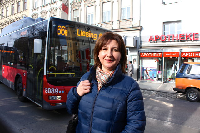 Maria B., Angestellte: „Ich fahre in der Früh zur Arbeit und am Nachmittag mit dem 66A zurück nach Favoriten. Es gibt fast immer Sitzplätze und wer die Fahrzeiten kennt, kommt gut zurecht.“