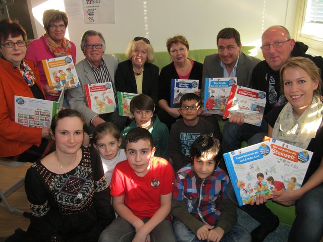 GR Waltraud Kirbes, GR Karoline Winkler, Schularzt Dr. Ewald Priessnitz, GR Waltraud Wobornik, Vzbgm Helene Fuchs-Moser, Vzbgm Robert Zodl, GR Andreas Panek, STR Mag. Bernadette Wittmann mit MMag. Angelika Löhr und den Kindern des Lerncafés