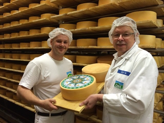 Käsemeister Jürgen Obermeier (l.) und Oberkäser Werner Wolf freuen sich über die Auszeichung des "Erzherzog Johann" als Vizeweltmeister und Gewinner zweier Goldmedaillen bei den Käse-Weltmeisterschaften. | Foto: OM