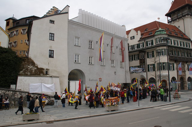Die Tibetische Fahne soll 2015 wieder (wie bereits 2013) vom Rathaus wehen.