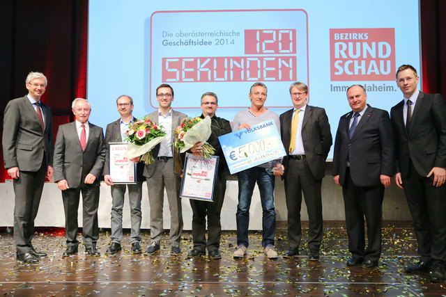 Landesrat Michael Strugl, IVOÖ-Vorstand Karl Kletzmaier, Franz Kasinger (3. Platz), Johannes Strassmayr (2. Platz), Gewinner Ronald Gruber, Andreas Pirkelbauer (Vorstands-Vorsitzender Volksbank Linz-Wels-Mühlviertel), WKOÖ-Präsident Rudolf Trauner und BezirksRundschau-Chefredakteur Thomas Winkler (v. l.). | Foto: Alle: cityfoto/Pelzl