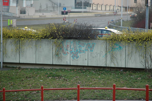 Unschöne Graffito an der Wagramer Straße Ecke Schüttaustraße.