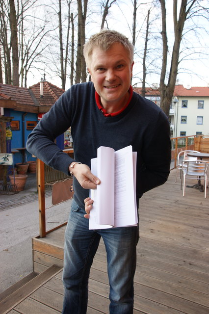 Wirt Stefan Kainz amüsiert sich köstlich über die 46-seitige Verordnung: "So sieht dann wahrscheinlich auch die Speisekarte aus".
