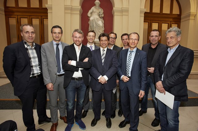 v.li.: Die Nationalratsabgeordneten Dieter Brosz (G), Rouven Ertlschweiger (T) und Nikolaus Alm (N), Gernot Blümel, ORF Hans Bürger, Medienwirtschaft Reinhard Christl, Verband Regionalmedien Stefan Lassing, Verband Regionalmedien Josef Gruber und die Nationalratsabgeordneten Harald Vilimsky (F) und Josef Cap (S). | Foto: Parlamentsdirektion / Bildagentur Zolles KG / Mike Ranz