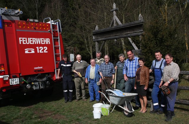 Sebastian Auer, Franz Wiesenhofer, Franz Nitterl, Gerhard Wutzl, Anton Winter, Alois Sauprügl, Bürgermeister Christoph Trampler, Vizebürgermeisterin Birgit Ressl, Christian Scharner und Franz Erber. | Foto: Erlauftaler Bildungskreis