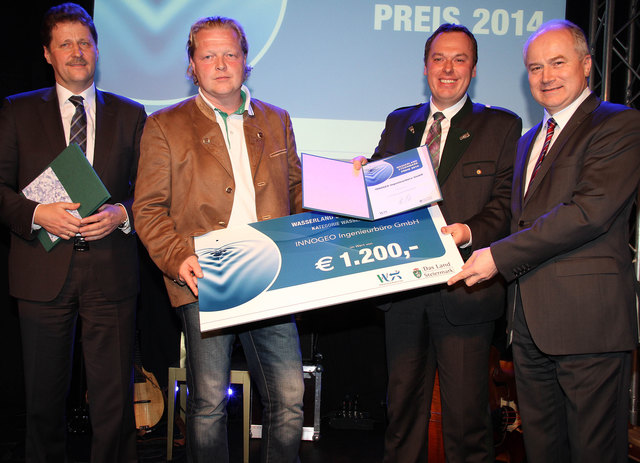 Landesrat Johann Seitinger (re.) und Hofrat Dipl.-Ing. Johann Wiedner (li.)
überreichten den Wasserland Steiermark Preis 2014 in der Kategorie Wasserversorgung an die Geschäftsführer der INNOGEO Ingenieurbüro GmbH Bernd Luttenberger (2.v.l.) und Ing. Werner Gaar (3.v.l.)