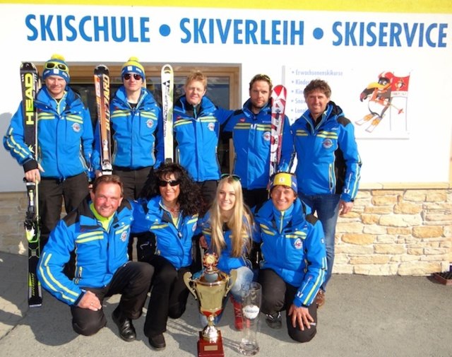 Skischulleiter Josef Dagn (hinten rechts) mit seinen Teams, die sowohl bei den Österreichischen Skilehrermeisterschaften und IST-Meisterschaften die Goldmedaille nach Hause holten