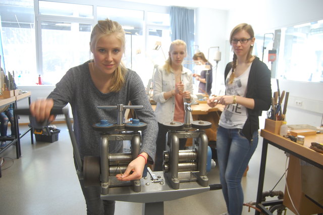 Anna, Antonia und Claudia lernen im Evangelischen Gymnasium den Beruf der Gold- und Silberschmiedin.