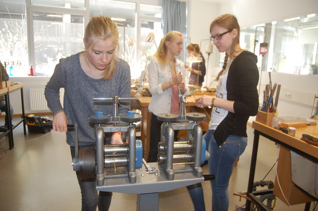 Anna, Antonia und Claudia lernen im Evangelischen Gymnasium den Beruf der Gold- und Silberschmiedin.