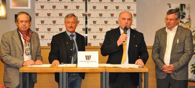 Landesobmann Jürgen Bodenseer und seine Bezirksobleute Peter Müller (2.v.l.), Hannes Staggl (2.v.r.) und Toni Prantauer (re.) sprachen Klartext bei der Regionalkonferenz in Stams. | Foto: WB