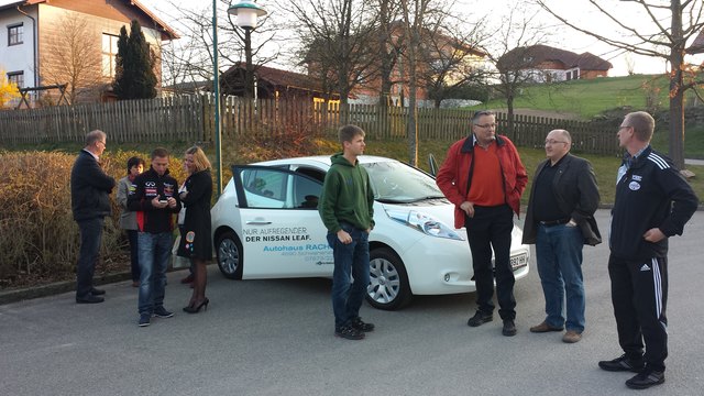 Interessenten am Elektroauto, 2 v.r. Bgm. Johann Öhlinger