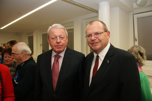 Unter den Gästen: Ex-Bundeskanzler Franz Vranitzky und Bezirksvize Toni Mandl (v.l.)