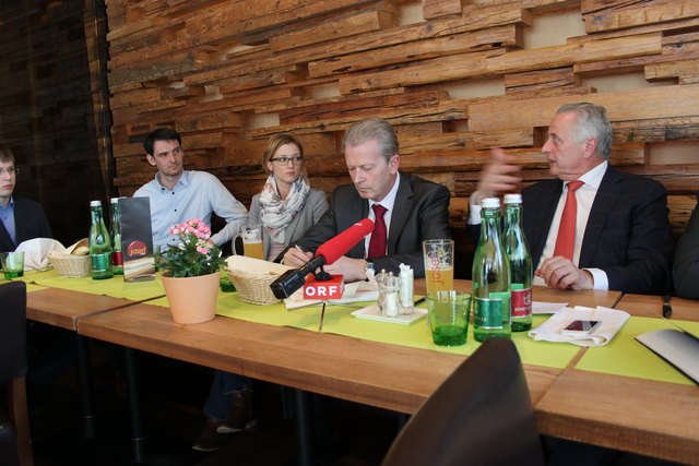 Reinhard Nowak, Geschäftsführer von Linemetrics, Carina Schmiedseder, Gründerin von offisy, Bundeminster Reinhold Mitterlehner und Bundesminister Rudolf Hundstorfer beim Gespräch im Josef.