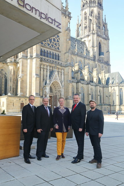 Der Geschäftsführer der Netzwerk Gruppe und Unternehmensberater Eduard Altendorfer, der Ökonom und Finanzkammerdirektor der Diözese Linz Reinhold Prinz, die Geschäftsführerin der Diözesanen Immobilien-Stiftung Karin Preining, der Hotelmanager Rinaldo Bortoli und Küchenchef Paul Gürtler (v.l.). | Foto: Cityfoto/Roland Pelzl