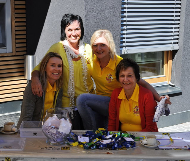 Die Raiffeisen Clubbetreuerinnen empfingen die Kinder im Eingangsbereich
