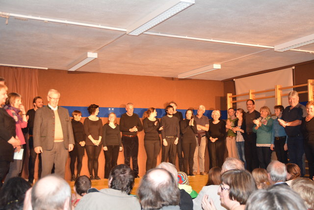 Obmann Herbert Gitterle freute sich die Theatergruppen willkommen zu heißen.