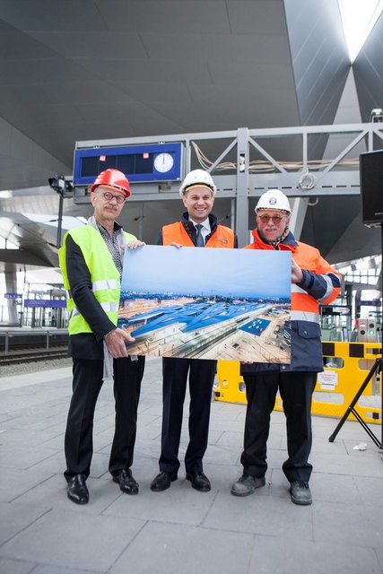 Die Übergabe des neuen Rautendach erfolgte termingerecht: Albert Wimmer, Matthias Unger und Karl Hartig | Foto: Unger Steel Group