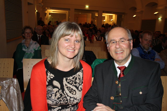 Moderator des Abends Josef Gracher mit Elfriede Truskaller, ehemalige Leiterin der Ortsmusikschule Gmünd